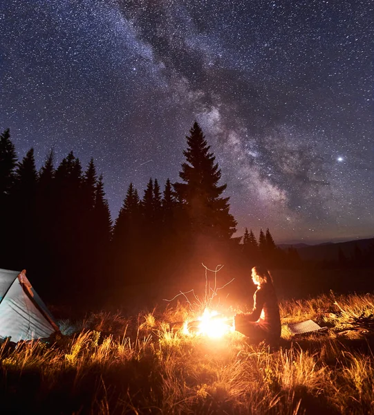 Vue Latérale Une Touriste Reposant Près Feu Camp Sur Fond — Photo