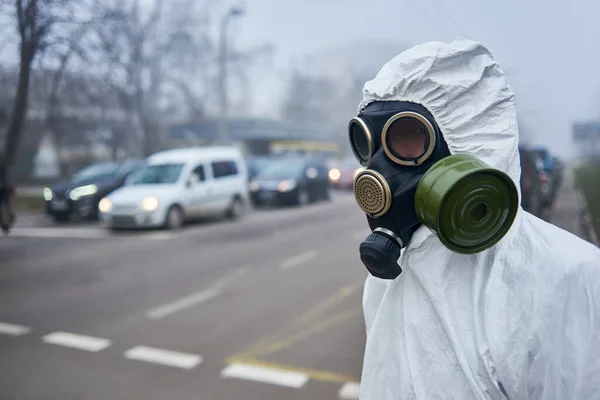 Gázmaszkot Védőruhát Viselő Tudós Szelektív Fókusza Autós Utat Figyeli Zöld — Stock Fotó