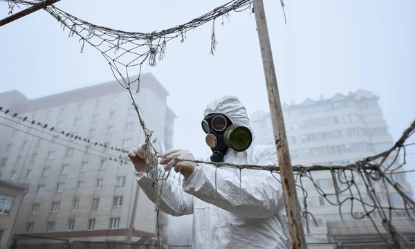 Környezetvédő Csipeszt Kémcsövet Tart Miközben Mintákat Vesz Elhagyatott Ködös Utcán — Stock Fotó