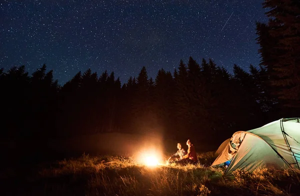 Couple Touristes Assis Brûlant Feu Camp Près Tente Sous Ciel — Photo