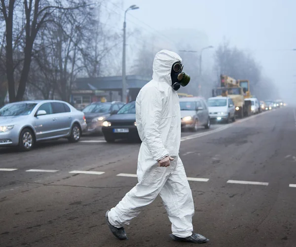 Pełna Długość Ekologa Pokrywach Butów Spacerujących Drodze Miejskiej Samochodami Mężczyzna — Zdjęcie stockowe