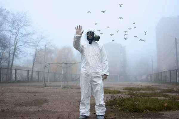 Écologiste Fait Geste Arrêt Tenant Debout Dans Une Rue Brumeuse — Photo