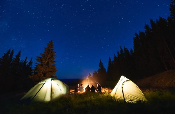 Hinten Sitzen Touristen Hell Lodernden Lagerfeuer Zwischen Den Zelten Vor — Stockfoto