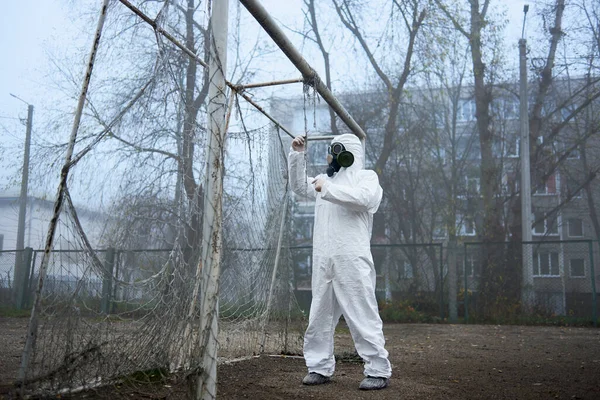 Hombre Con Máscara Gas Ropa Protectora Monitoreando Campo Fútbol Abandonado — Foto de Stock