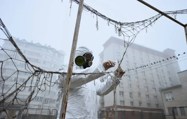 Onder Het Zicht Van Mannelijke Wetenschapper Gasmasker Beschermende Kleding Monitoring — Stockfoto