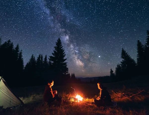 Muž Žena Komunikují Ohněm Pozadí Hvězdnaté Oblohy Jasnou Mléčnou Dráhou — Stock fotografie