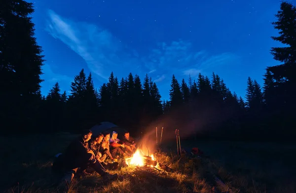 Noite Verão Acampando Sob Estrelas Grupo Cinco Pessoas Homens Mulheres — Fotografia de Stock