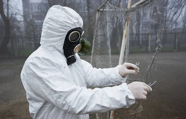 Elinde Cımbız Test Tüpü Olan Koruyucu Üniforma Gaz Maskesi Eldiven — Stok fotoğraf