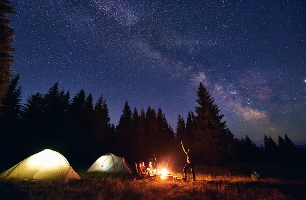 Der Mensch Zeigt Seinen Freunden Die Milchstraße Über Der Zeltstadt — Stockfoto