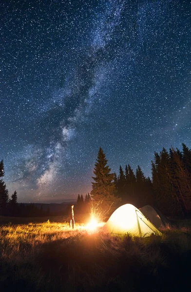 Giovane Turista Maschio Piedi Vicino Alla Tenda Illuminata Godendo Brillantemente — Foto Stock