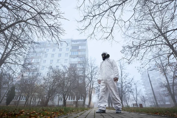 Pełna Długość Męskiego Ekologa Promieniującym Garniturze Stojącego Chodniku Mglistej Ulicy — Zdjęcie stockowe