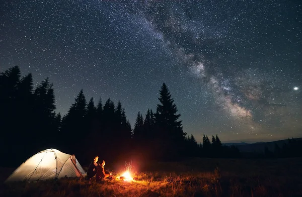 Vista Laterale Coppia Amorevole Seduto Vicino Fuoco Tenda Godendo Bella — Foto Stock