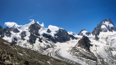 Pennine Alpleri, Ober Gabelhorn ve Dent Blanche 'ın sabah dağ sırtı manzarası güneşli tepeler arasında, seyahat konsepti