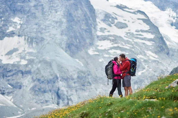 Sviçre Alpleri Nde Öpüşen Genç Çiftlerin Resmi Sarı Çiçeklerle Dolu — Stok fotoğraf