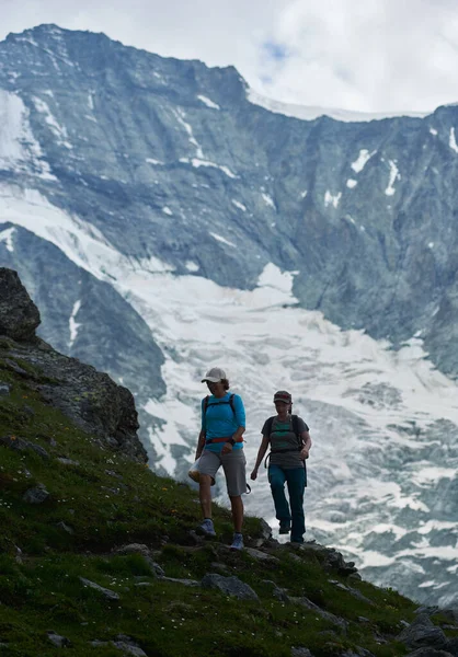 Зинал Швейцария Июля 2019 Года Две Женщины Полный Рост Идут — стоковое фото