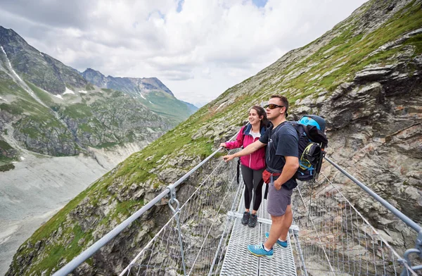 Cuplu Turiști Care Călătoresc Alpii Elvețieni Bărbat Femeie Care Stau — Fotografie, imagine de stoc