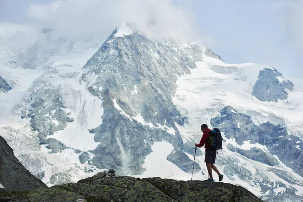 Turista Masculino Con Mochila Caminando Con Bastones Trekking Increíble Montaña — Foto de Stock