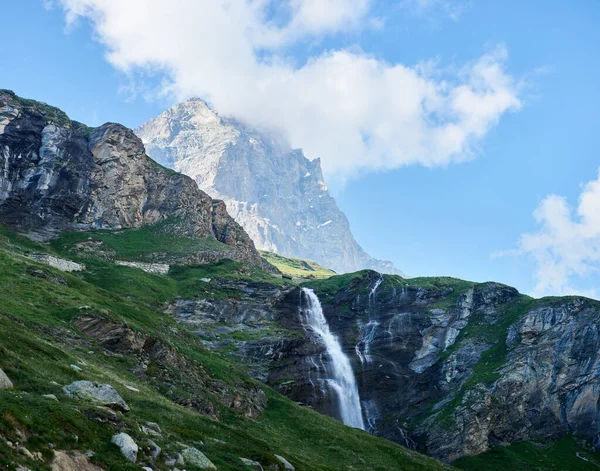 Mavi Bulutlu Gökyüzünün Altındaki Dağ Vadisindeki Şelale Manzarası Çimenli Tepelerin — Stok fotoğraf