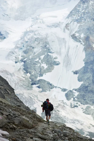 Vista Trasera Turista Solo Con Mochila Caminando Sobre Rocas Hermosos — Foto de Stock