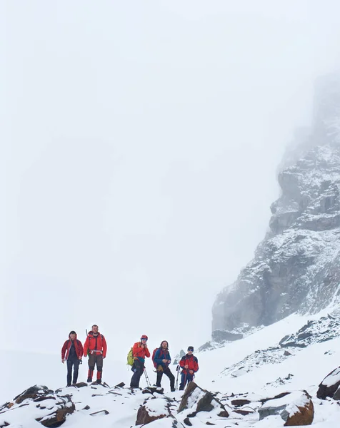 Мужской Турист Рюкзаками Палками Время Похода Зимние Горы Группа Альпинистов — стоковое фото