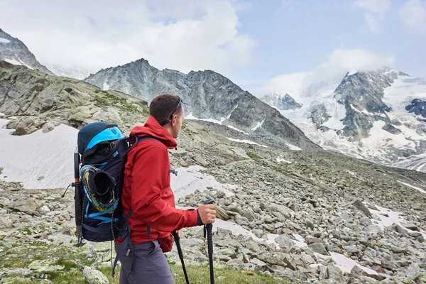 Vista Lateral Hombre Con Una Chaqueta Roja Una Mochila Dando — Foto de Stock