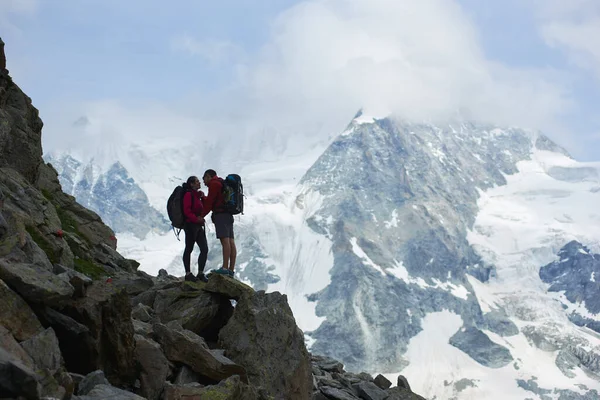 Pareja Feliz Excursionistas Con Mochilas Hermoso Paisaje Montañas Fondo Trekking — Foto de Stock