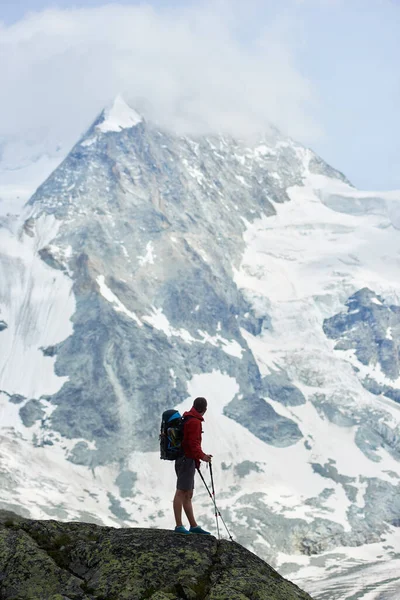 Вертикальный Снимок Удивительной Скалистой Горы Обер Габельхорн Снегу Пеннинских Альпах — стоковое фото