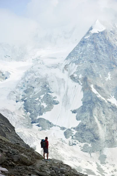 Imagen Vertical Una Montaña Increíblemente Hermosa Los Alpes Suizos Turista — Foto de Stock