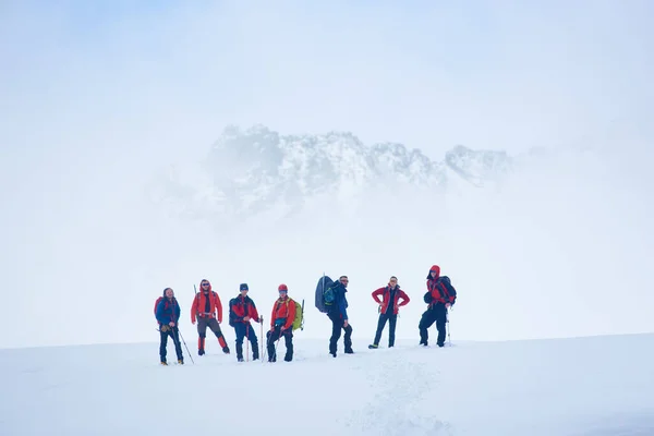 Команда Туристов Стоит Склоне Холма Покрытой Снегом Альпинисты Альпинисты Наслаждающиеся — стоковое фото