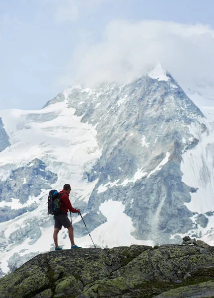 Вертикальный Снимок Туриста Идущего Палками Удивительная Скалистая Гора Обер Габельхорн — стоковое фото