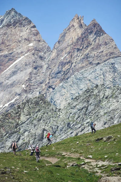 Вид Большие Пирамидальные Персики Командой Туристов Мужчины Альпинисты Идут Гору — стоковое фото