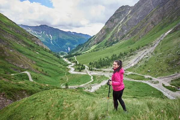 Lungimea Completă Unei Tinere Frumoase Bastoane Trekking Picioare Deal Iarbă — Fotografie, imagine de stoc