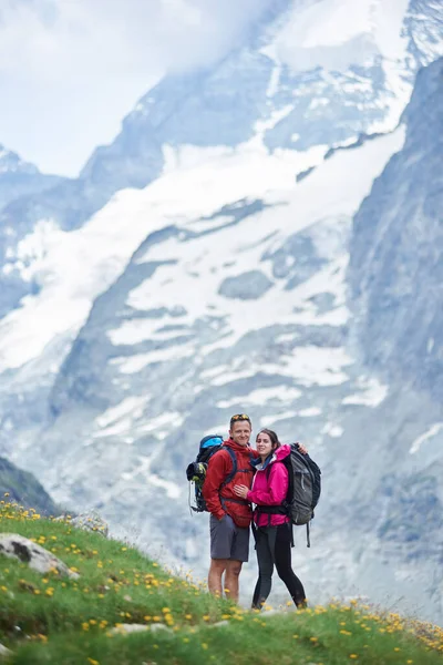 Портрет Пары Туристов Путешествующих Швейцарским Альпам Мужчины Женщины Стоящих Зеленом — стоковое фото
