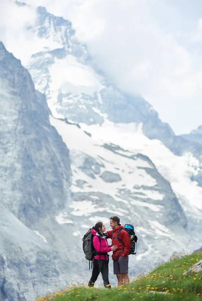 Pareja Cariñosa Con Mochilas Abrazando Hermosos Paisajes Montañas Fondo Senderismo — Foto de Stock
