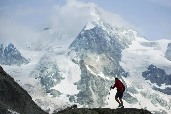 Escalada Masculina Con Bastones Senderismo Increíble Montaña Rocosa Nieve Los — Foto de Stock
