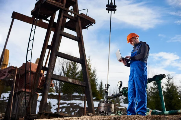 Ingegnere Petrolifero Uniforme Blu Casco Arancione Piedi Giacimento Petrolifero Con — Foto Stock