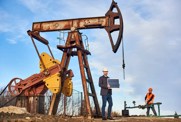 Glimlachende Zakenman Pak Jas Witte Helm Houdt Mini Zonne Energie — Stockfoto