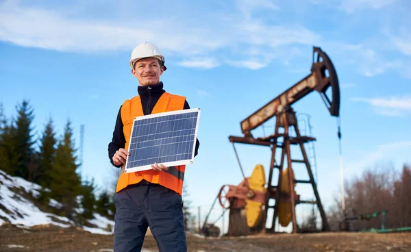 햇볕이 내리쬐는 지판을 주황색 조끼와 헬멧을 착용하고 빛나는 사업가 에너지원의 — 스톡 사진