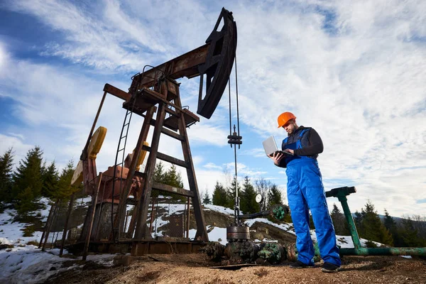 Mannelijke Werknemer Met Behulp Van Notebook Controlerende Werk Van Petroleumpomp — Stockfoto