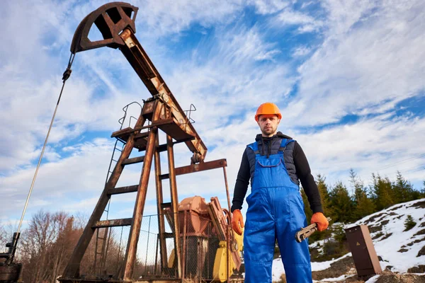 석유가 보호용 투구를 산업용 렌치를 일하는 아름다운 근처에 노동자 산업의 — 스톡 사진
