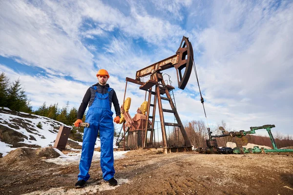 Trabajador Petrolero Durante Día Trabajo Campo Petrolífero Hombre Vistiendo Mono —  Fotos de Stock