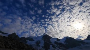 Bulutların dağların üzerinde hareket etmesi