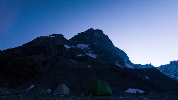 夜間のキャンプで雲が動く山での日の出の時間経過 — ストック動画