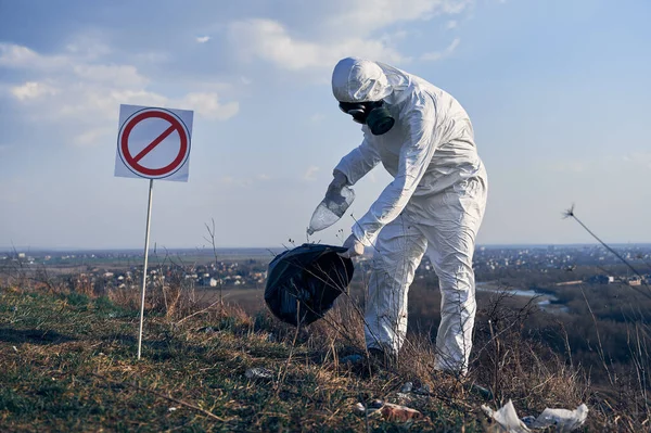 Naukowiec Noszący Biały Kombinezon Ochronny Maskę Gazową Zbierający Śmieci Tworzyw — Zdjęcie stockowe
