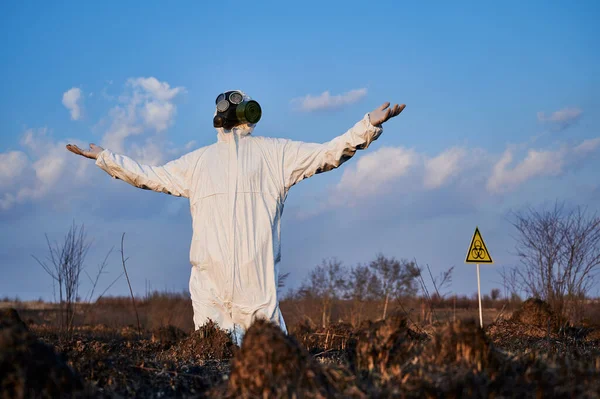 Mannelijke Milieuactivist Zit Aan Beschadigd Gras Grond Brand Wetenschapper Gasmasker — Stockfoto