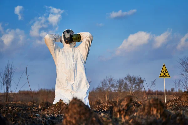 Męski Ekolog Ściskający Głowę Rozpaczy Siedząc Przy Zniszczonej Trawie Glebie — Zdjęcie stockowe
