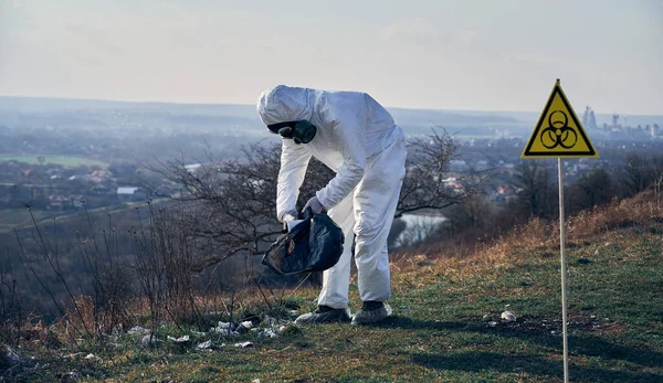 Piena Lunghezza Ecologista Tuta Protettiva Maschera Antigas Raccogliendo Immondizia Campo — Foto Stock