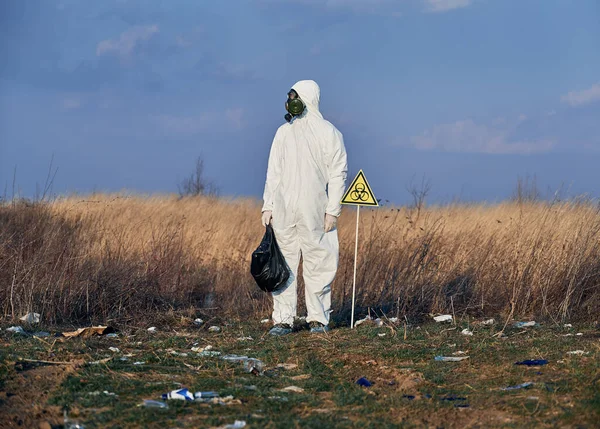 Onderzoeker Draagt Witte Beschermhoes Gasmasker Staat Het Veld Vol Vuilnis — Stockfoto