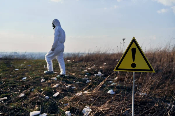 Skup Się Znaku Ostrzegawczym Widok Tylny Męskiego Ekologa Kombinezonie Ochronnym — Zdjęcie stockowe