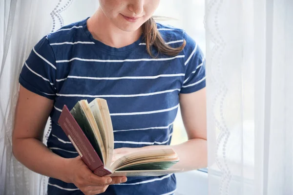 Fotografía Cerca Recortada Una Chica Joven Parada Junto Libro Lectura —  Fotos de Stock